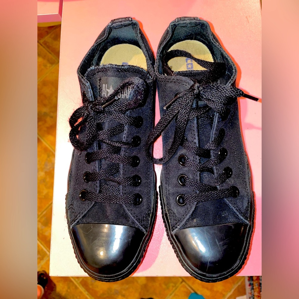 Size 6m (8w) all black converse
